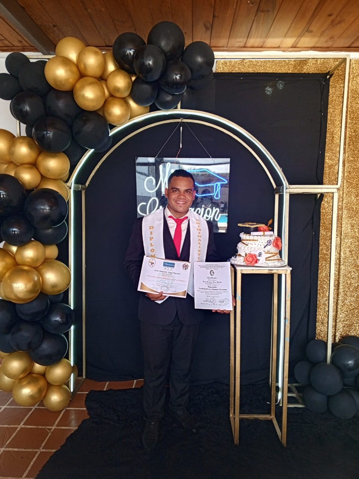 Nuestros egresados con sus certificados