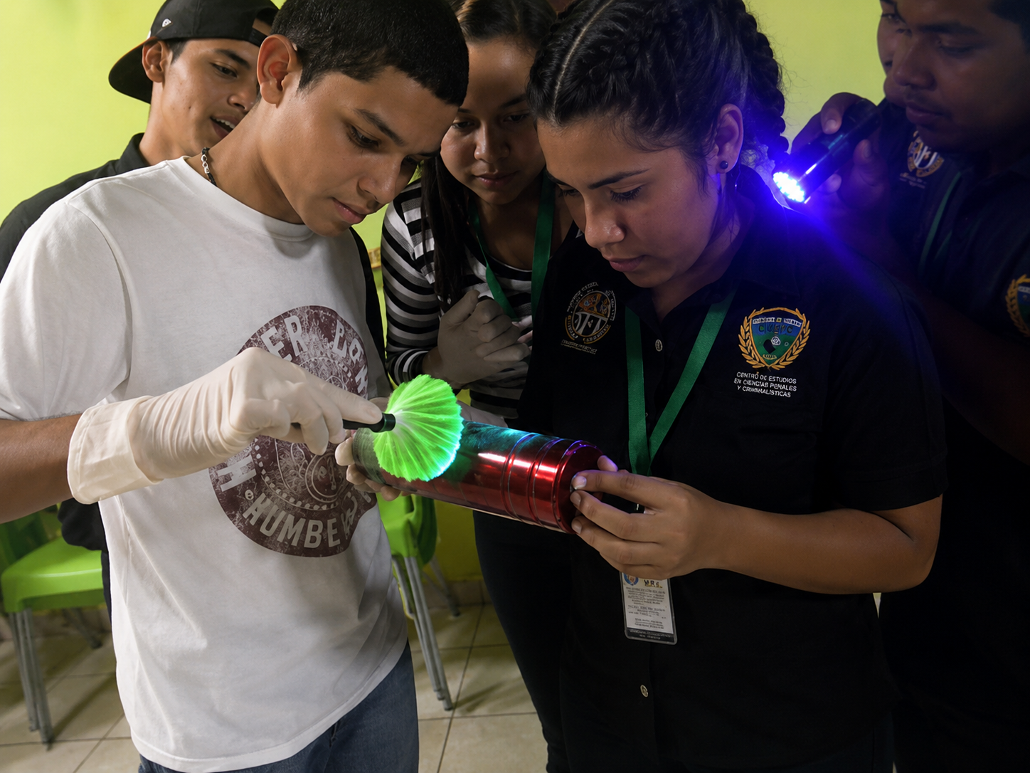 Análisis de huellas con luz ultravioleta